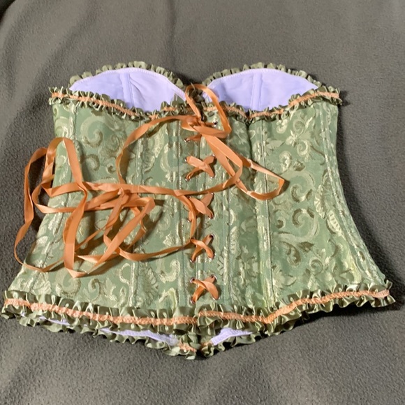 New beautiful bustier w/ matching thong. Approx. 13.5, expands approx. 4 in. - Picture 3 of 10